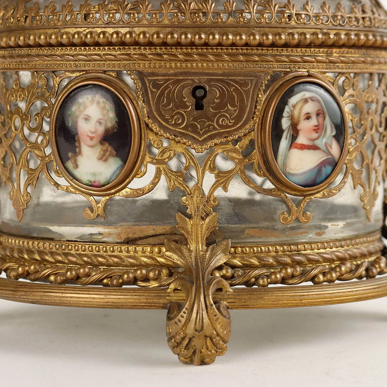 Portagioie in bronzo e vetro con porcellane dipinte, metà '800 3