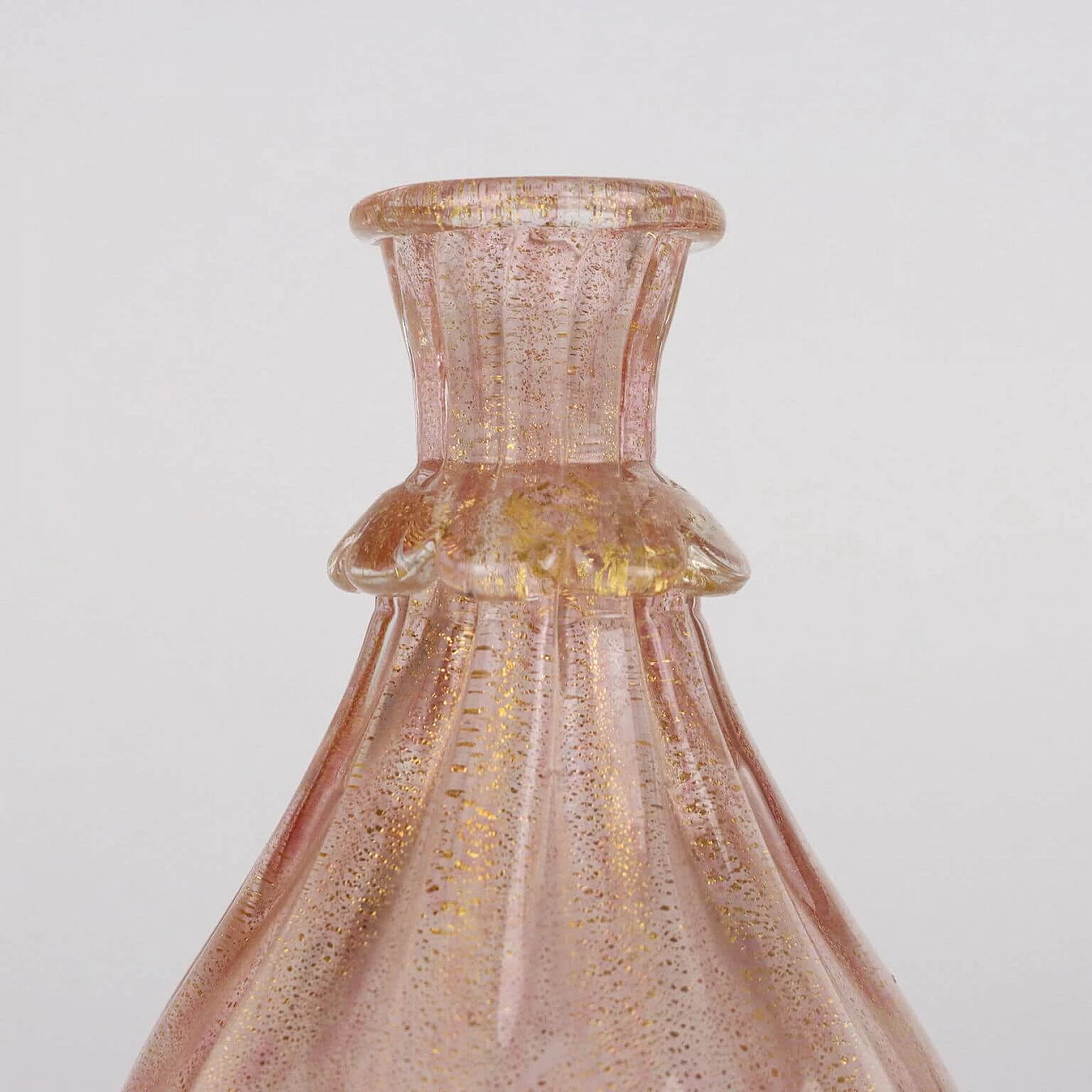 Bottiglia in vetro rosa con inclusioni dorate di Seguso, anni '50 3