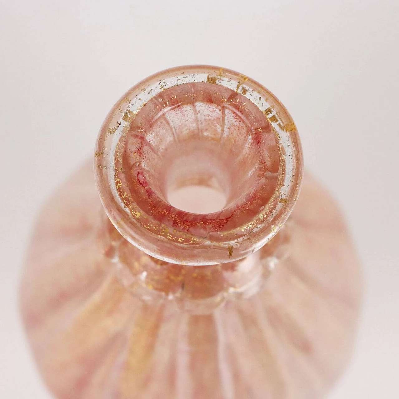 Bottiglia in vetro rosa con inclusioni dorate di Seguso, anni '50 4