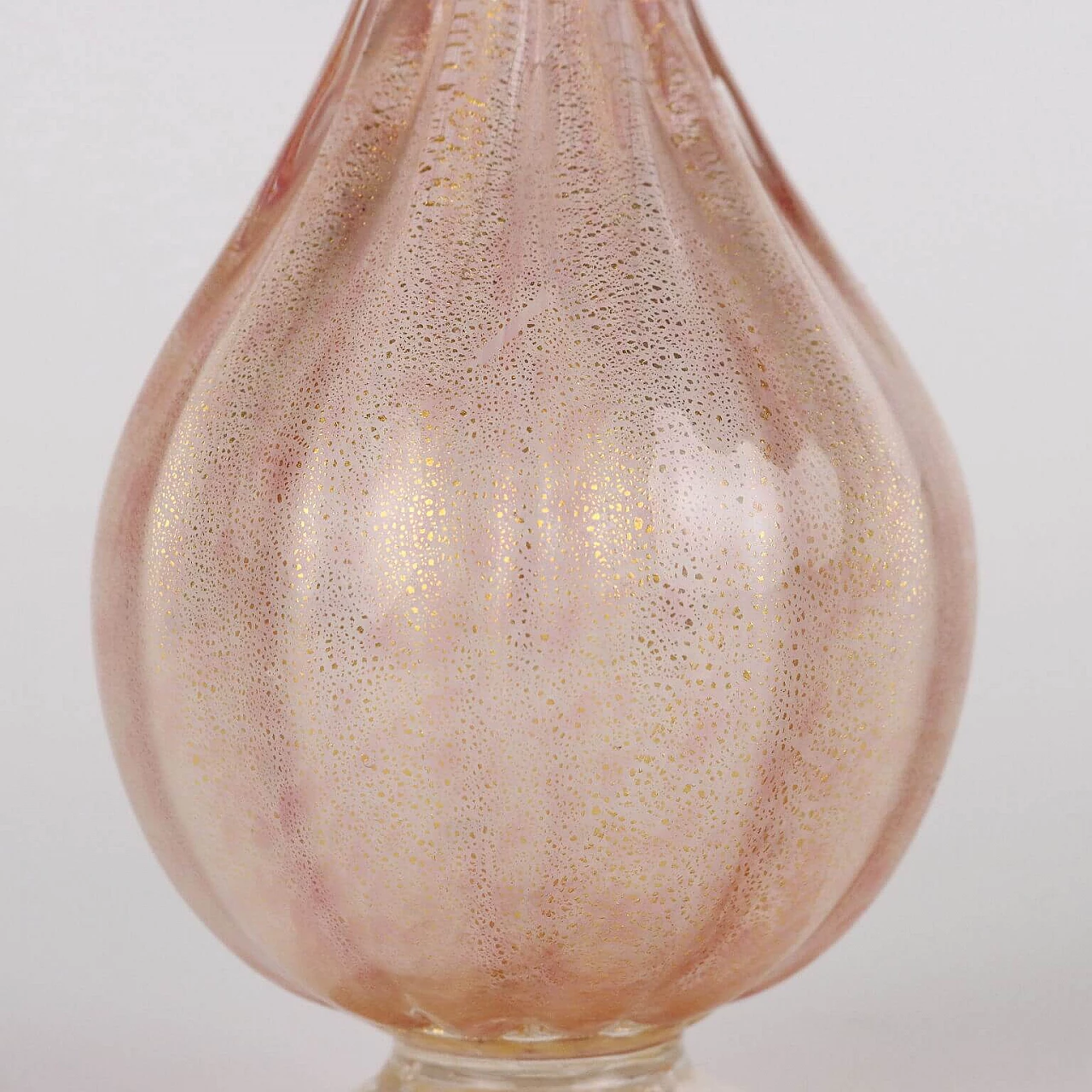 Bottiglia in vetro rosa con inclusioni dorate di Seguso, anni '50 5