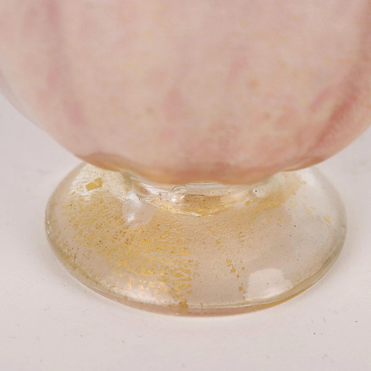 Bottiglia in vetro rosa con inclusioni dorate di Seguso, anni '50 6