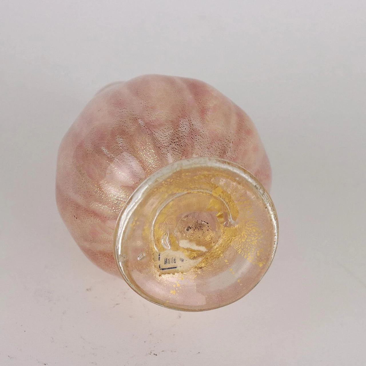 Bottiglia in vetro rosa con inclusioni dorate di Seguso, anni '50 7