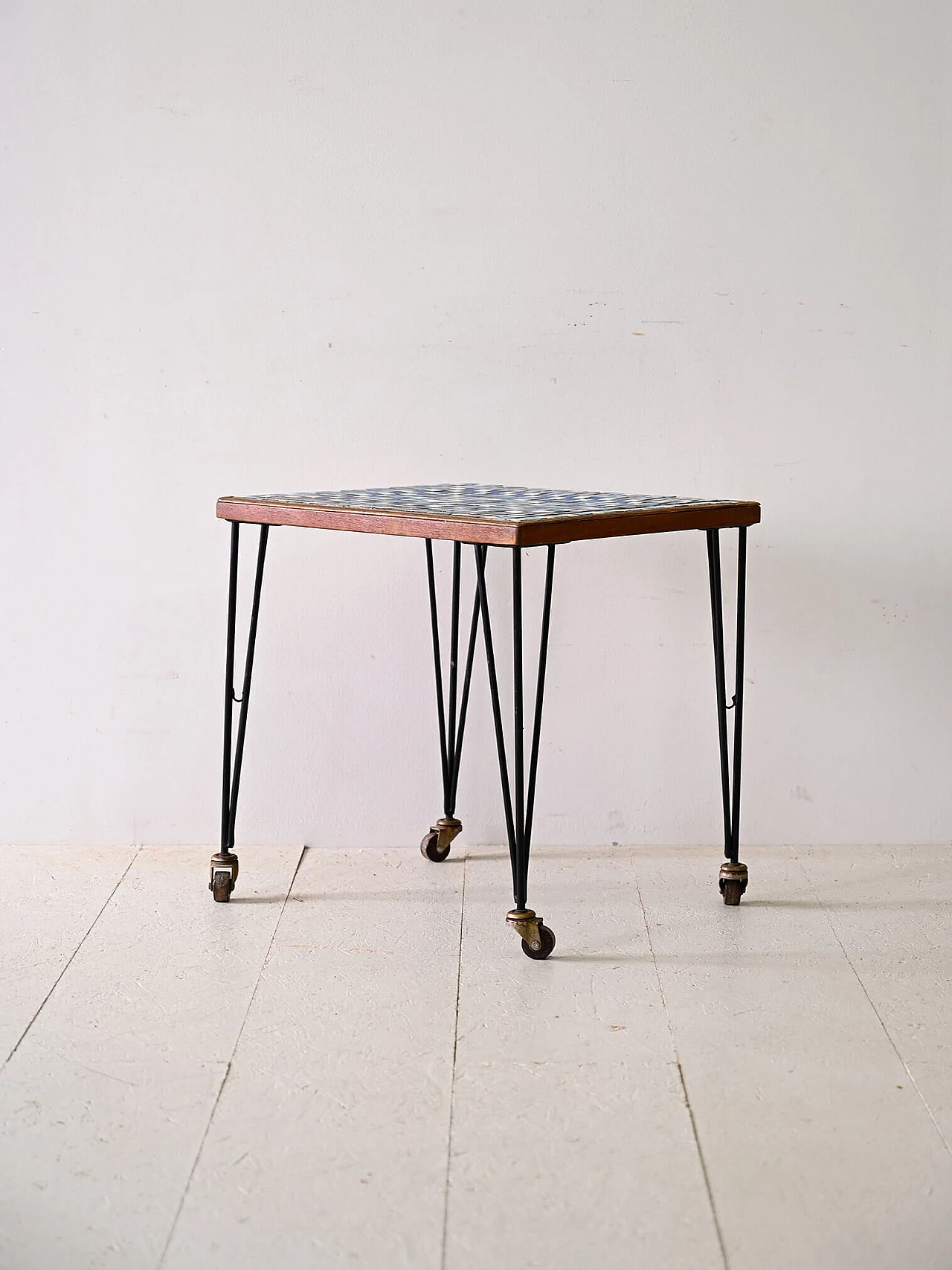 Tavolino scandinavo in metallo con rotelle e piano a mosaico, anni '60 5