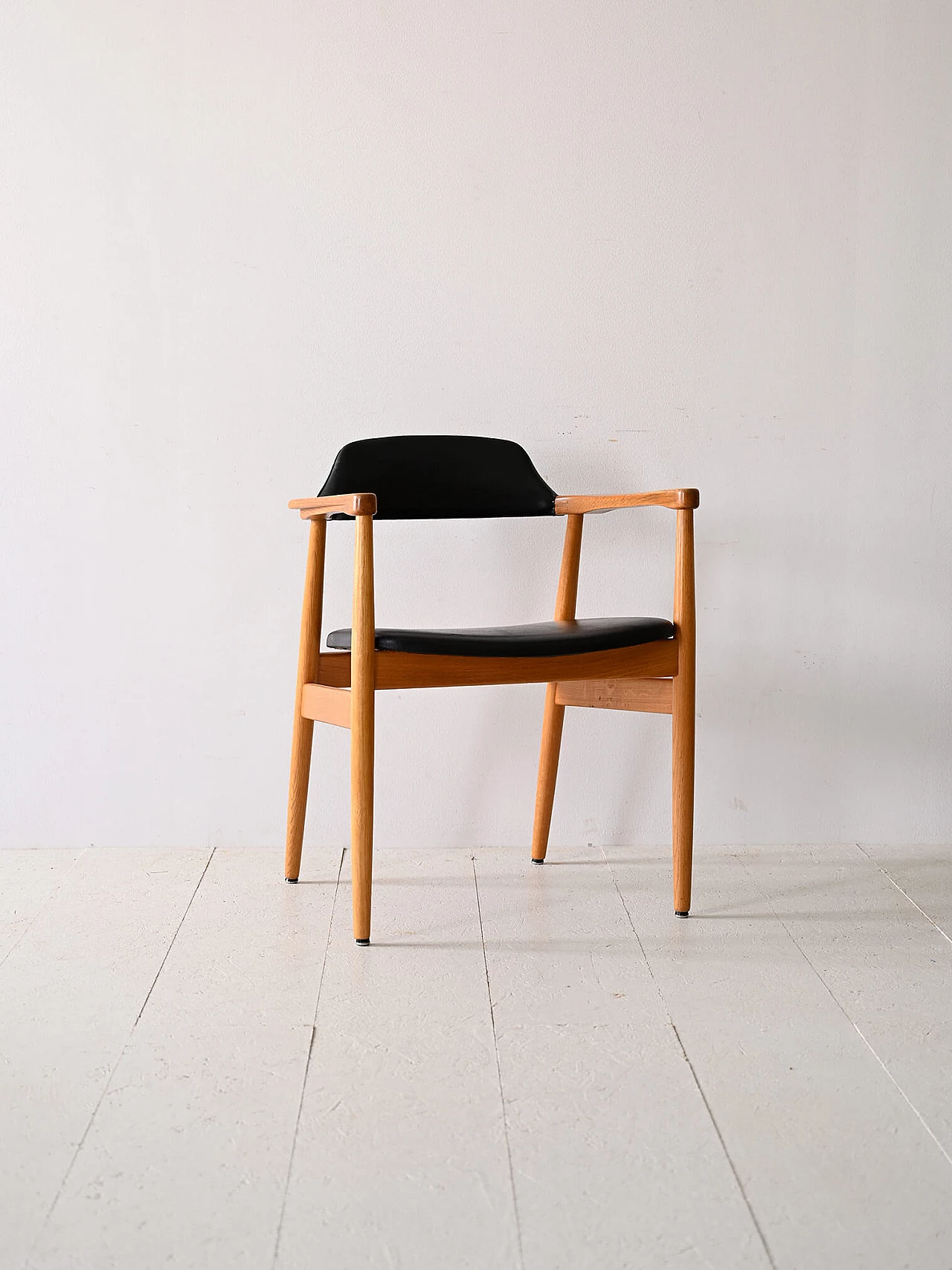 Poltrona scandinava in teak e similpelle nera, anni '60 1