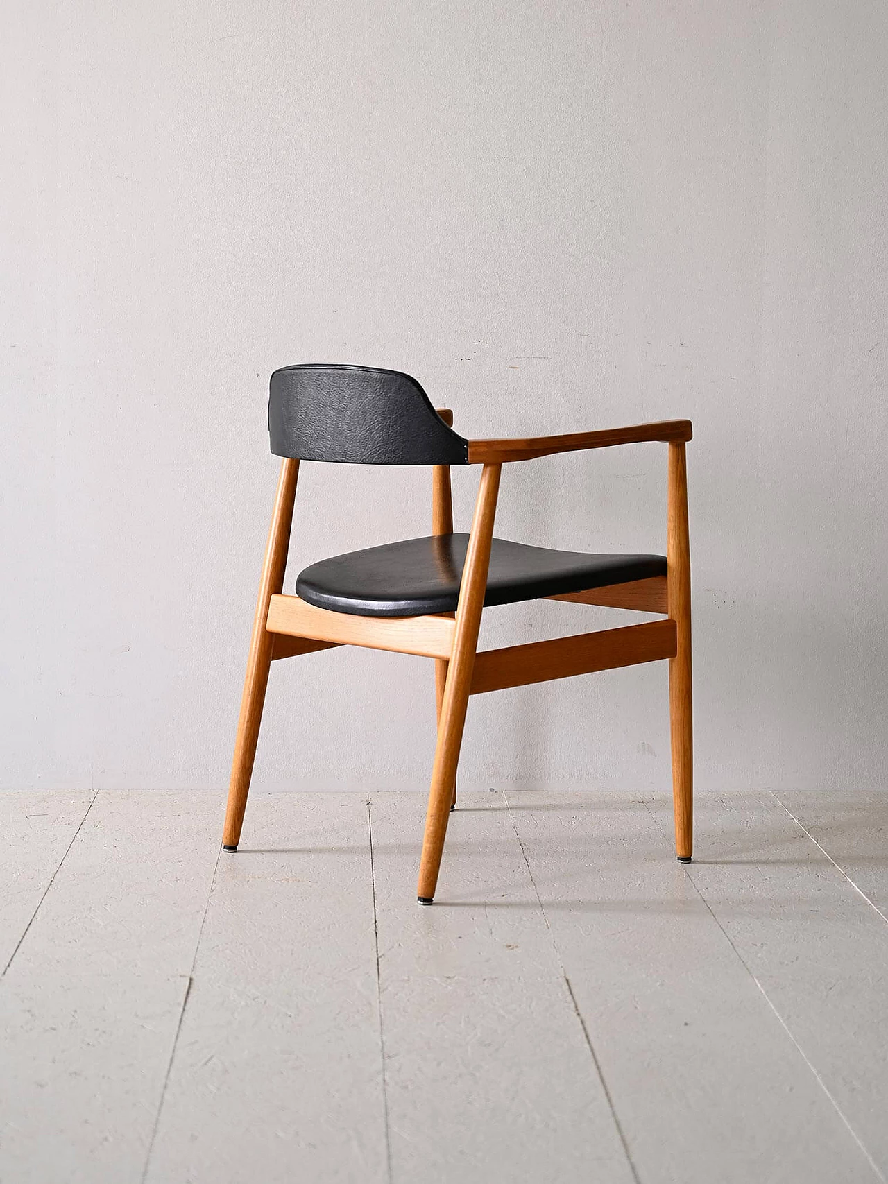 Poltrona scandinava in teak e similpelle nera, anni '60 3