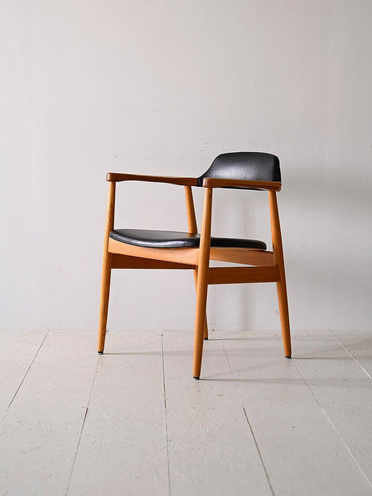 Poltrona scandinava in teak e similpelle nera, anni '60 4