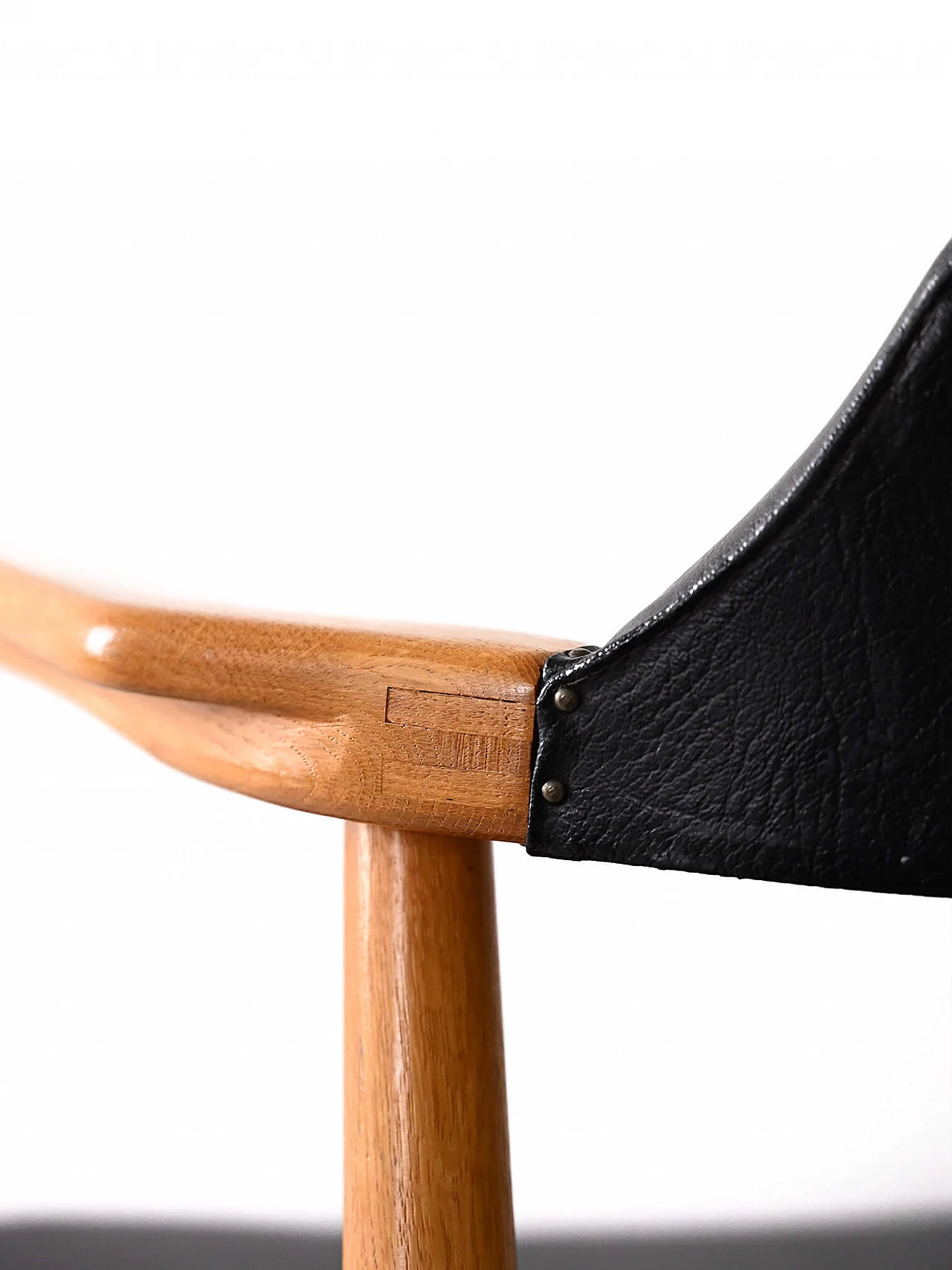 Poltrona scandinava in teak e similpelle nera, anni '60 10