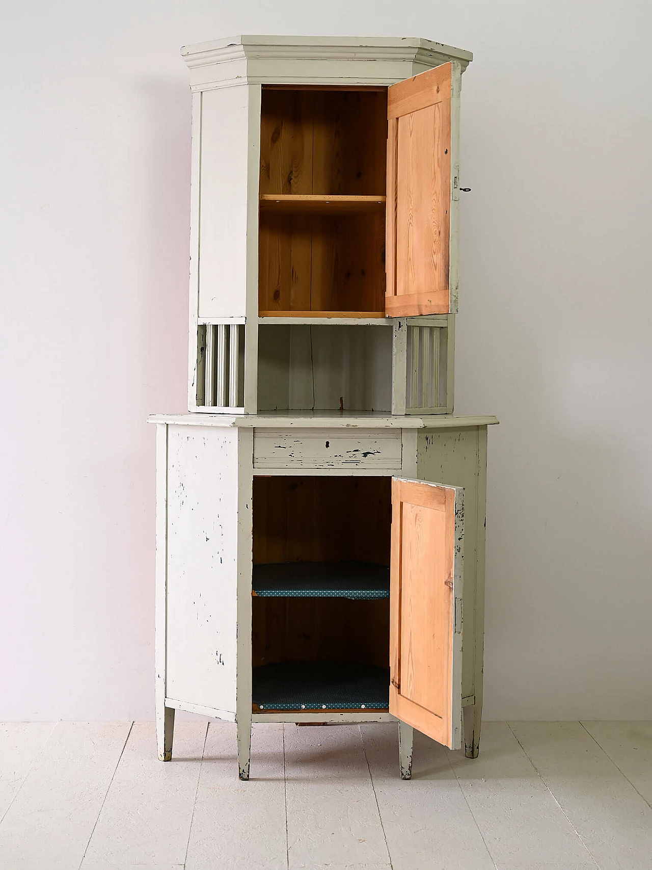 Angoliera scandinava in legno dipinto di bianco, anni '30 4