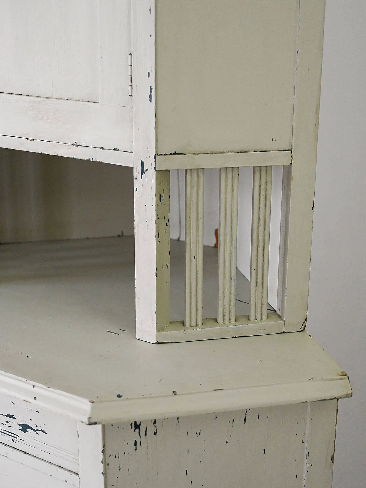 Angoliera scandinava in legno dipinto di bianco, anni '30 8