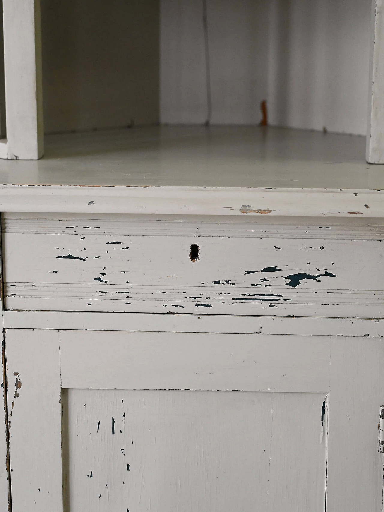 Angoliera scandinava in legno dipinto di bianco, anni '30 9