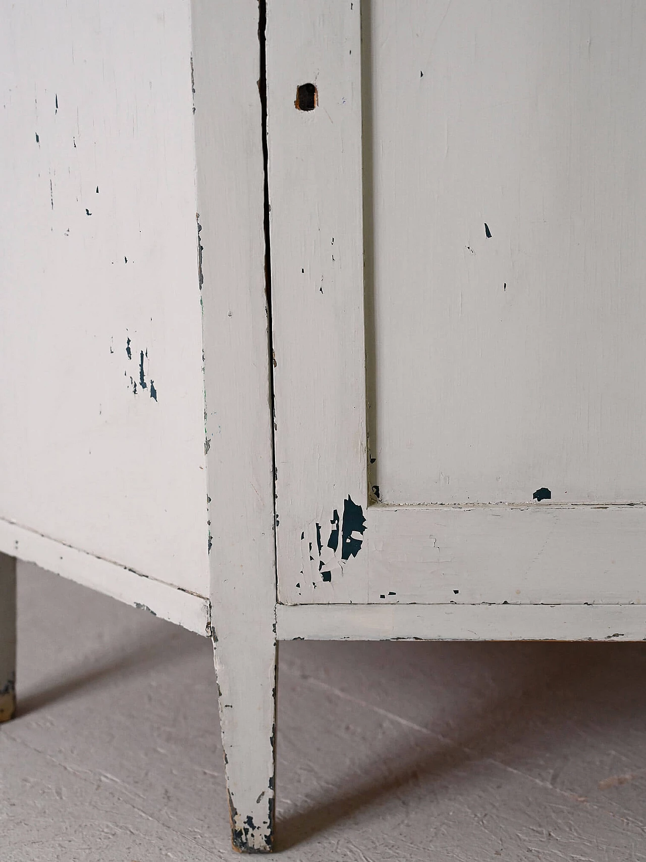 Angoliera scandinava in legno dipinto di bianco, anni '30 10