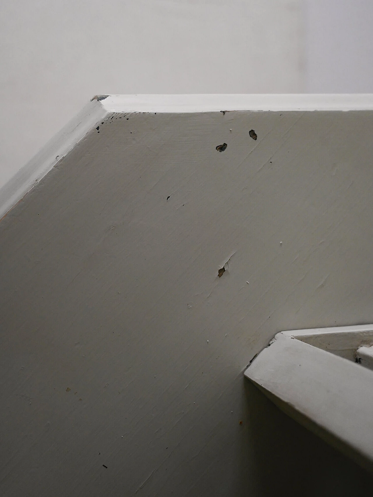 Angoliera scandinava in legno dipinto di bianco, anni '30 13