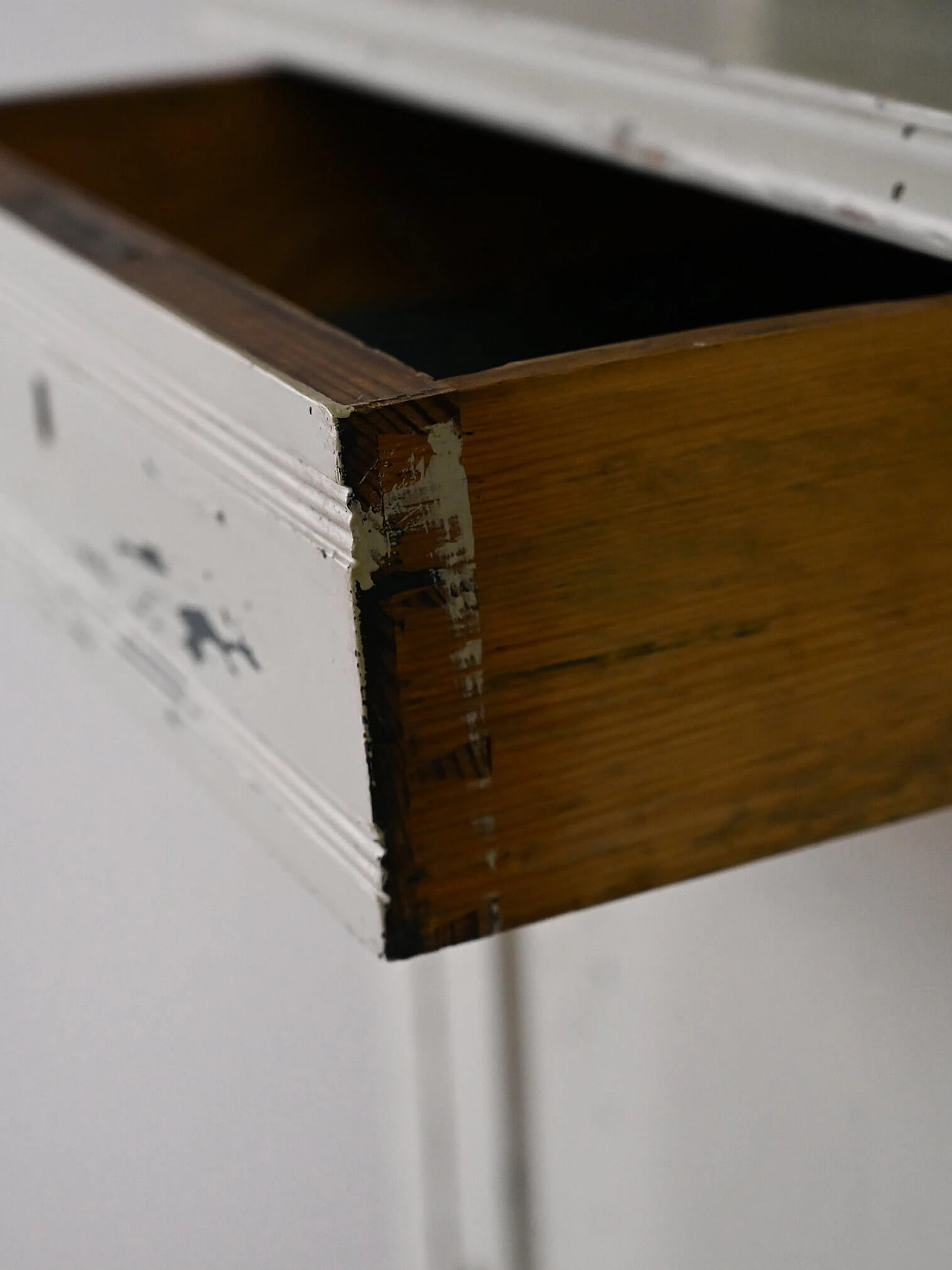 Angoliera scandinava in legno dipinto di bianco, anni '30 14