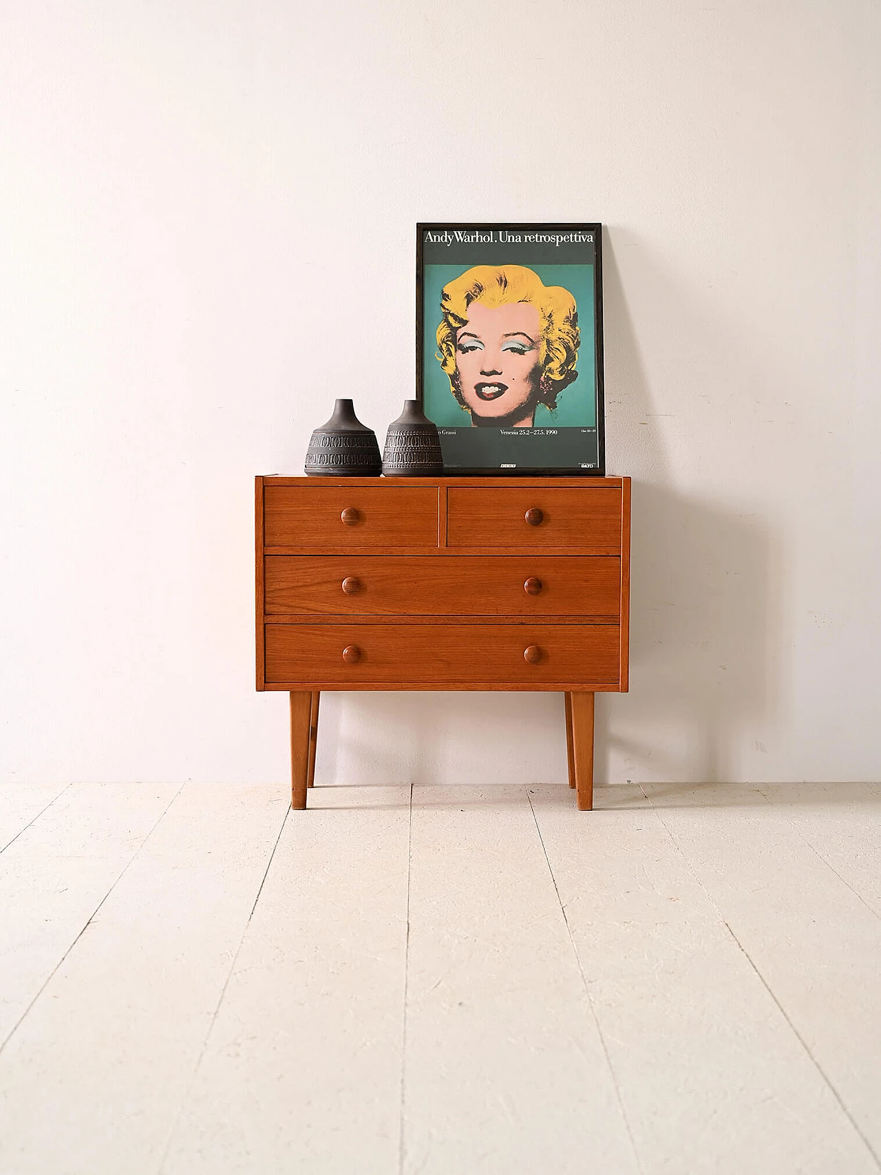 Cassettiera scandinava in teak con impugnature scolpite, anni '60 1
