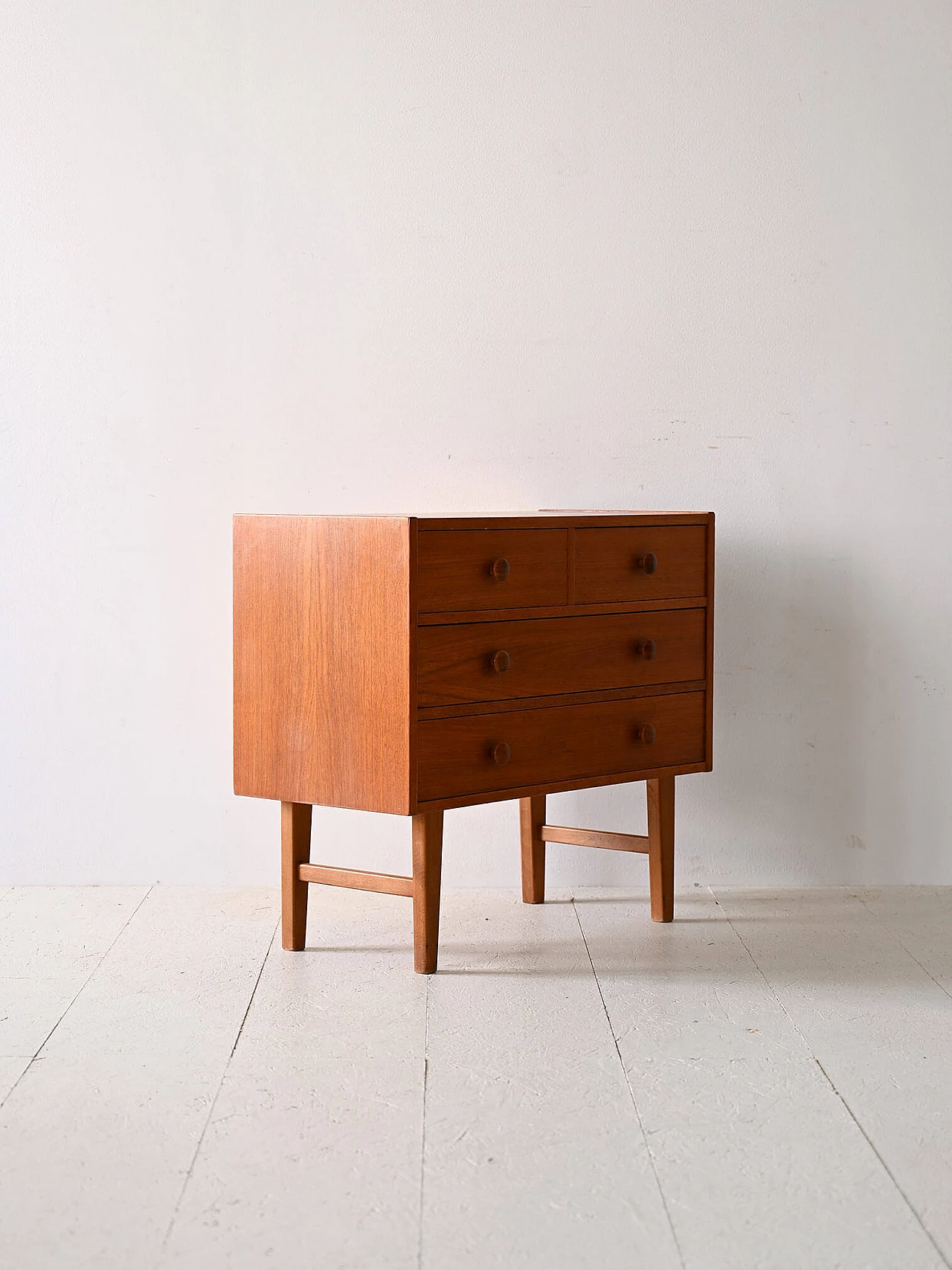 Cassettiera scandinava in teak con impugnature scolpite, anni '60 4