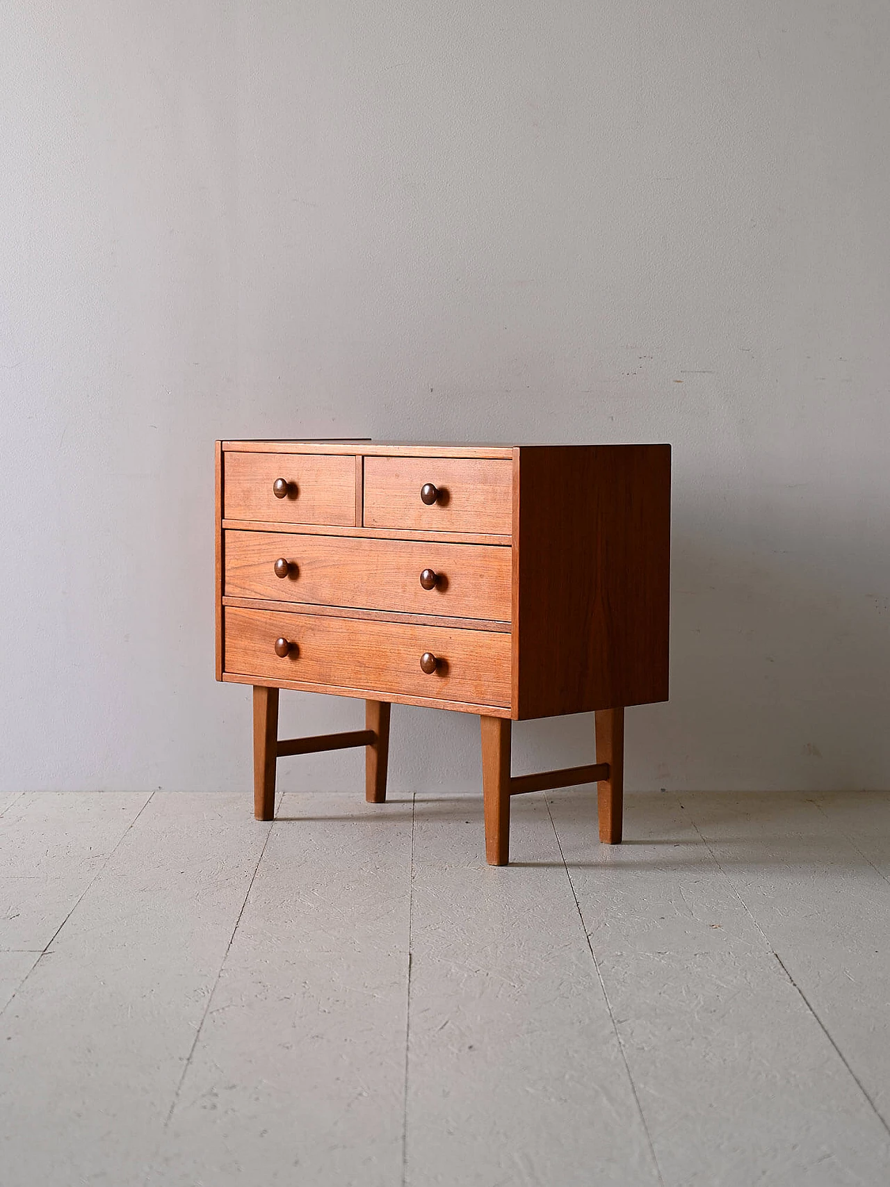 Cassettiera scandinava in teak con impugnature scolpite, anni '60 5