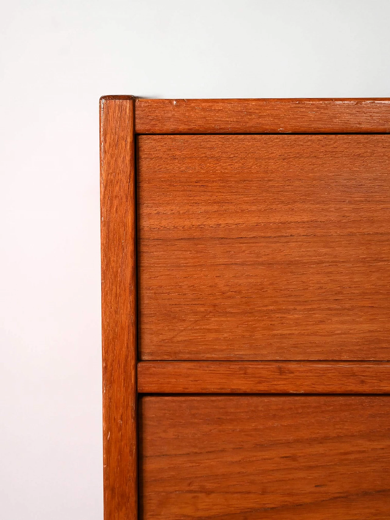 Cassettiera scandinava in teak con impugnature scolpite, anni '60 7