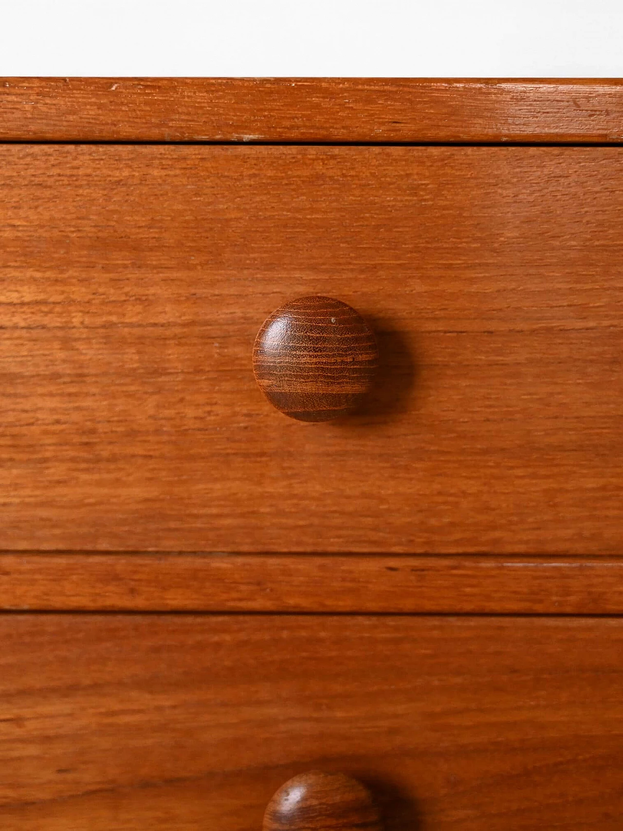 Cassettiera scandinava in teak con impugnature scolpite, anni '60 8