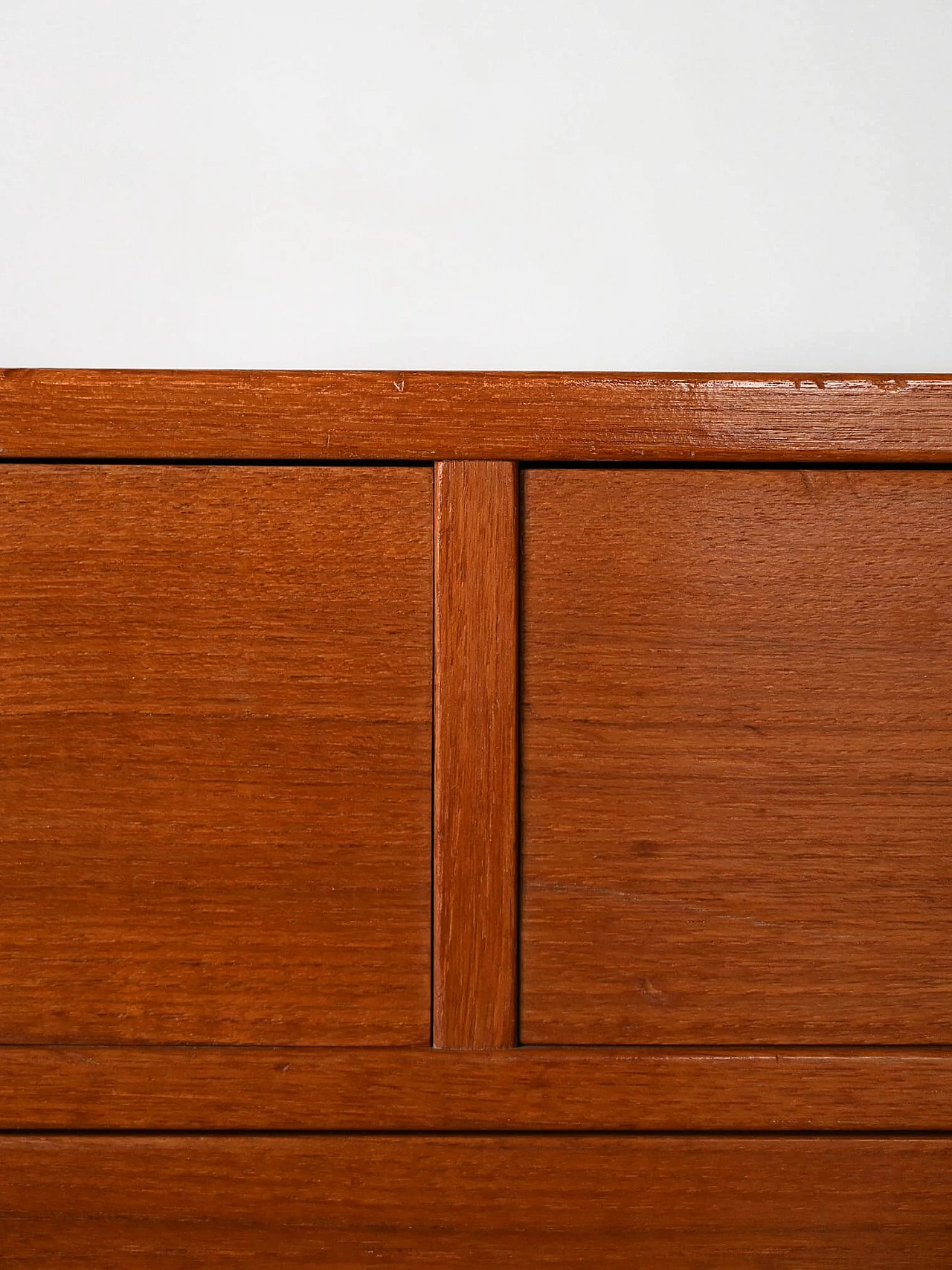 Cassettiera scandinava in teak con impugnature scolpite, anni '60 10