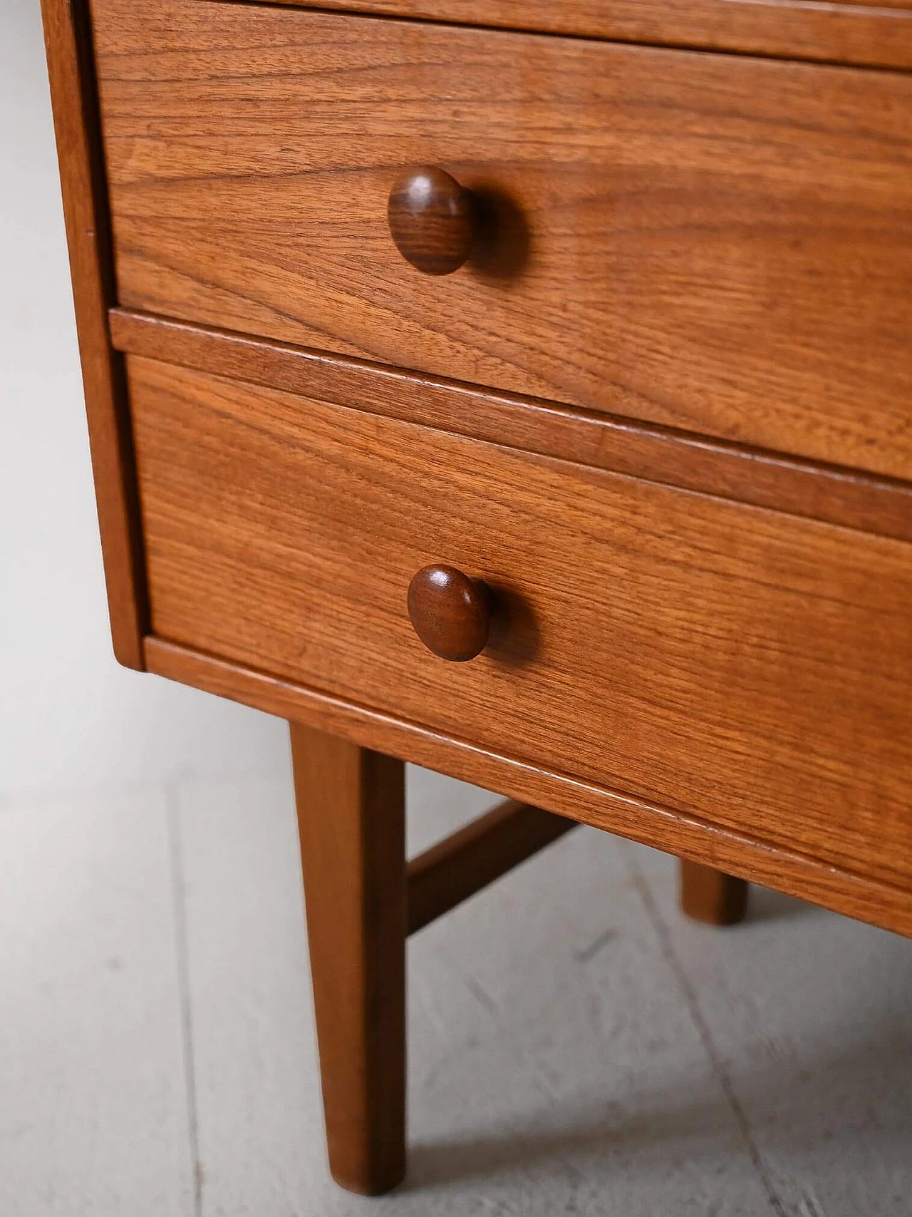 Cassettiera scandinava in teak con impugnature scolpite, anni '60 11