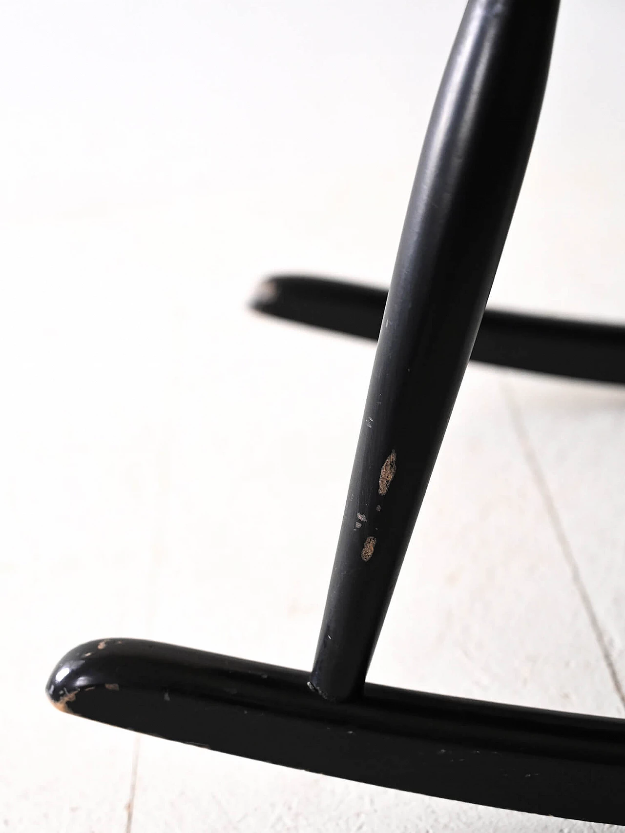 Sedia a dondolo scandinava in legno tinto nero, anni '60 11