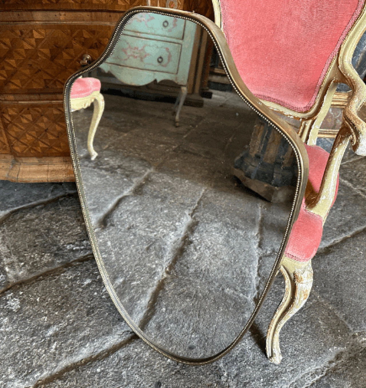 Specchio da parete a scudo in ottone nello stile di Gio Ponti, anni '60 4