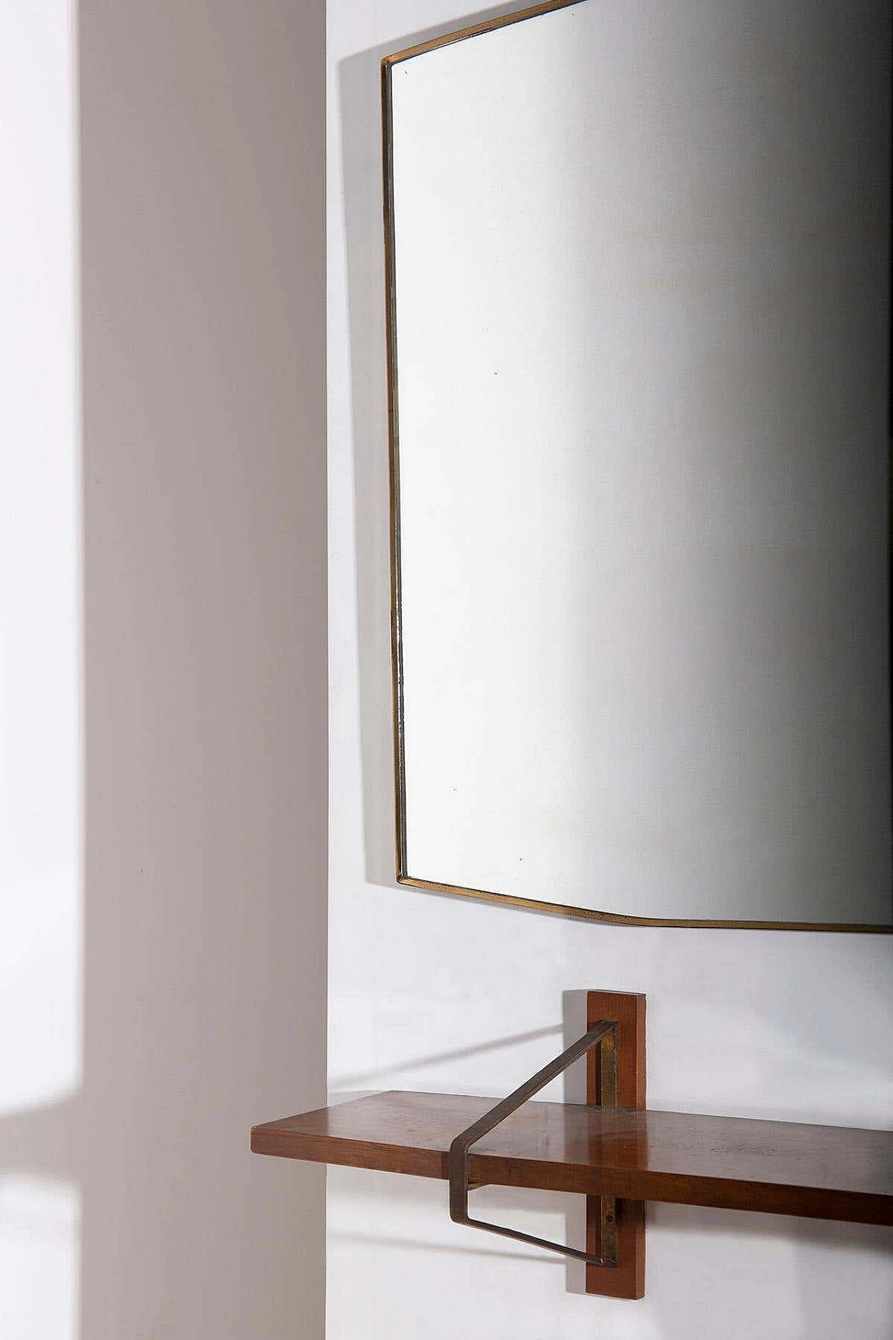 Specchio in ottone con mensola in legno attribuiti a Vittorio Gregotti, anni '50 4