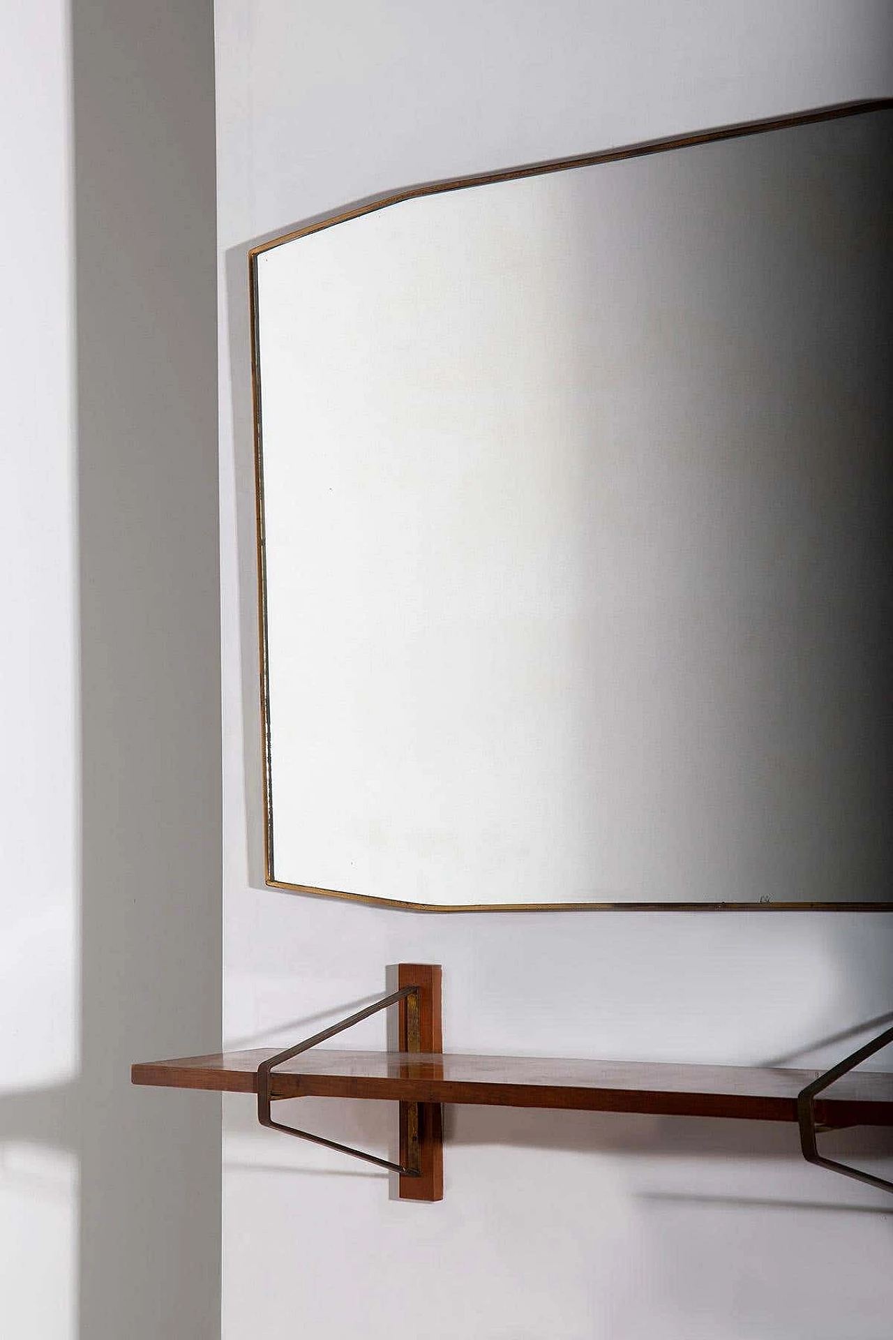 Specchio in ottone con mensola in legno attribuiti a Vittorio Gregotti, anni '50 8