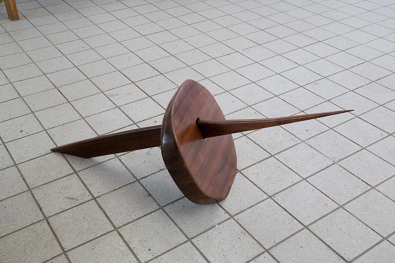 Elvio Becheroni, A guardia della proprio sicurezza, scultura in legno, anni '90 5