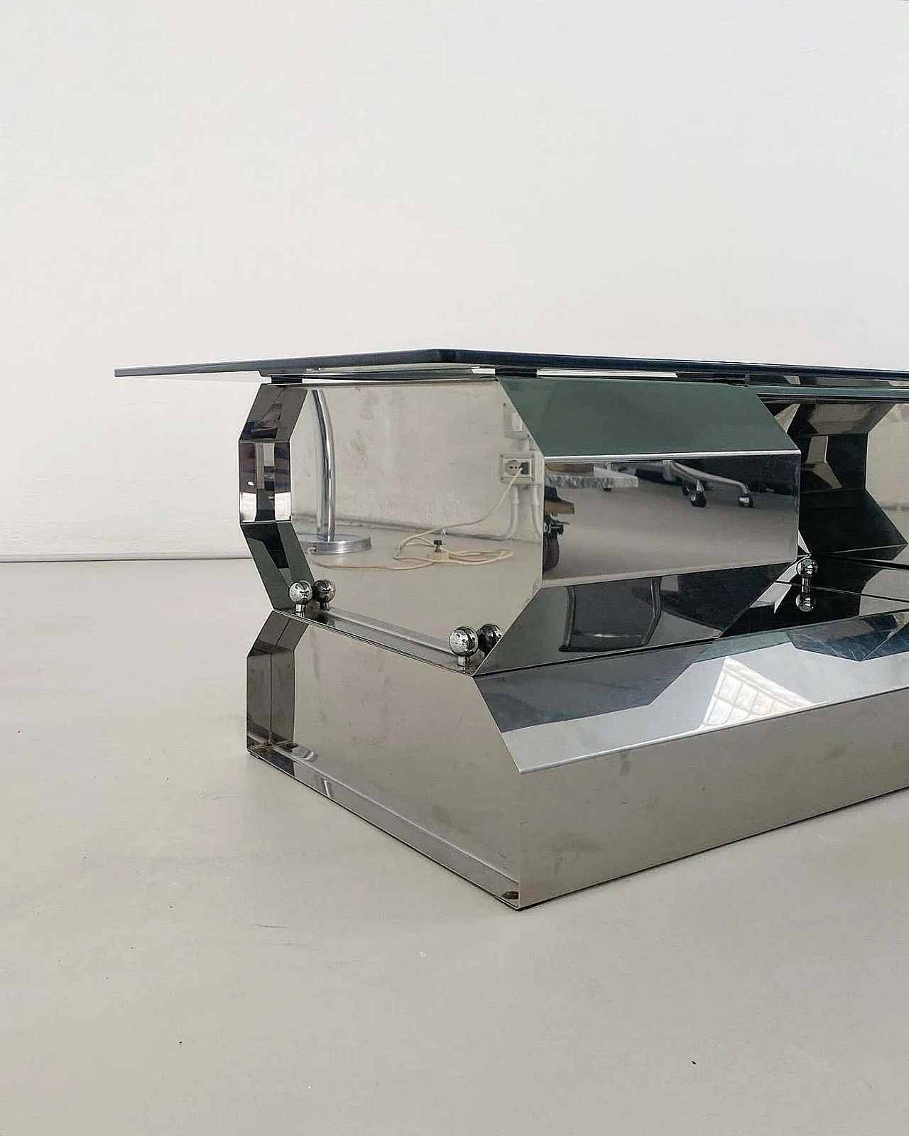Tavolino scultoreo Space Age in metallo cromato con piano in vetro fumé, anni '70 2