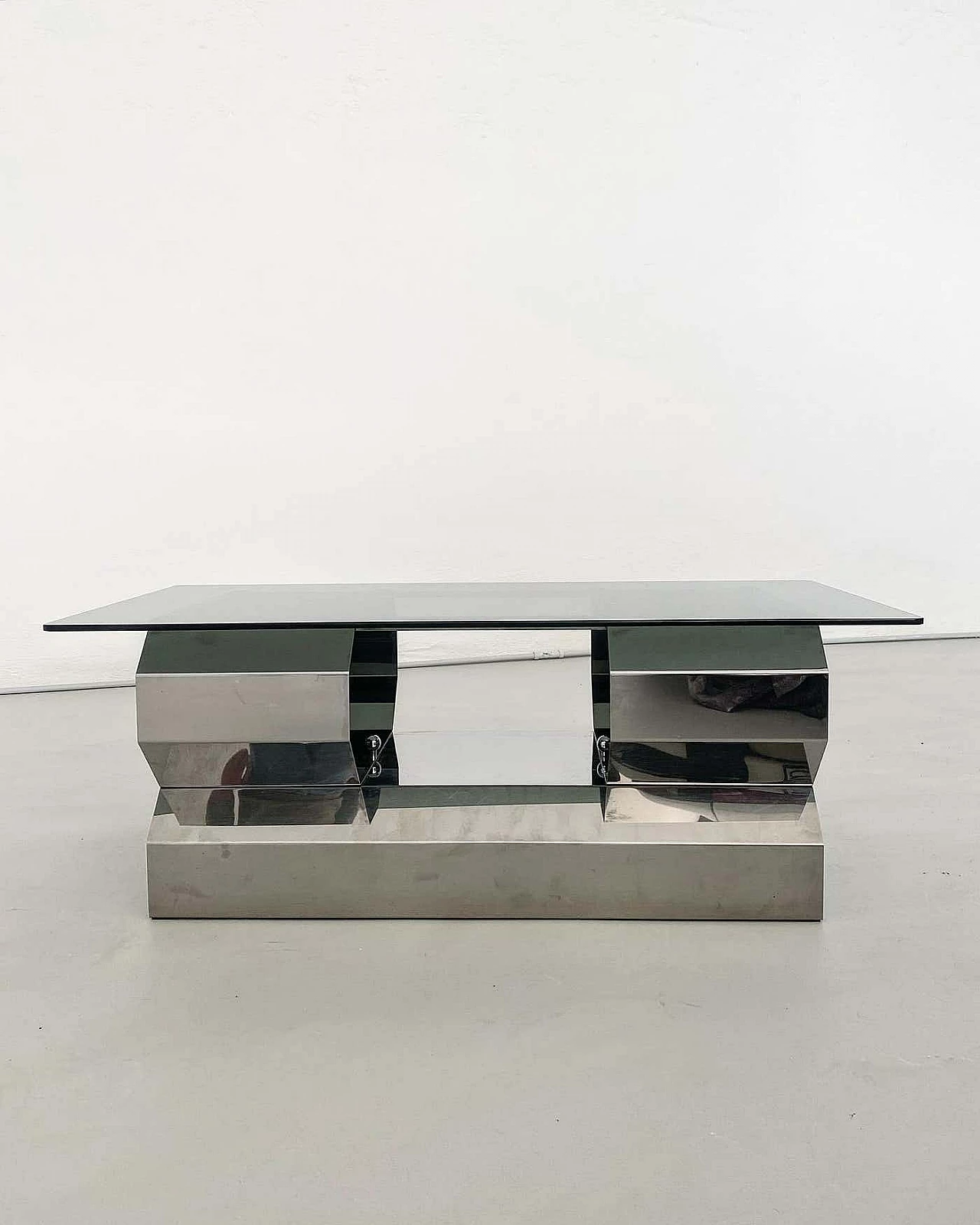 Tavolino scultoreo Space Age in metallo cromato con piano in vetro fumé, anni '70 3