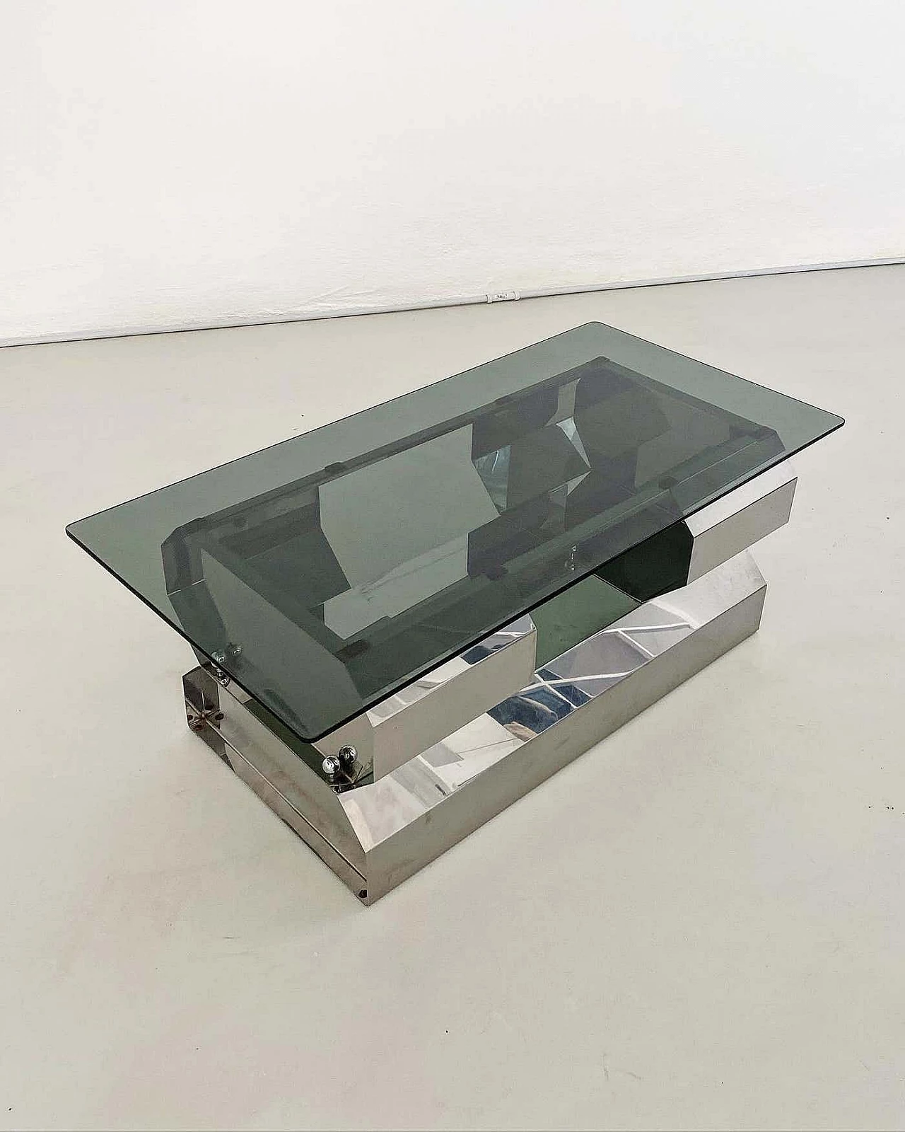 Tavolino scultoreo Space Age in metallo cromato con piano in vetro fumé, anni '70 4
