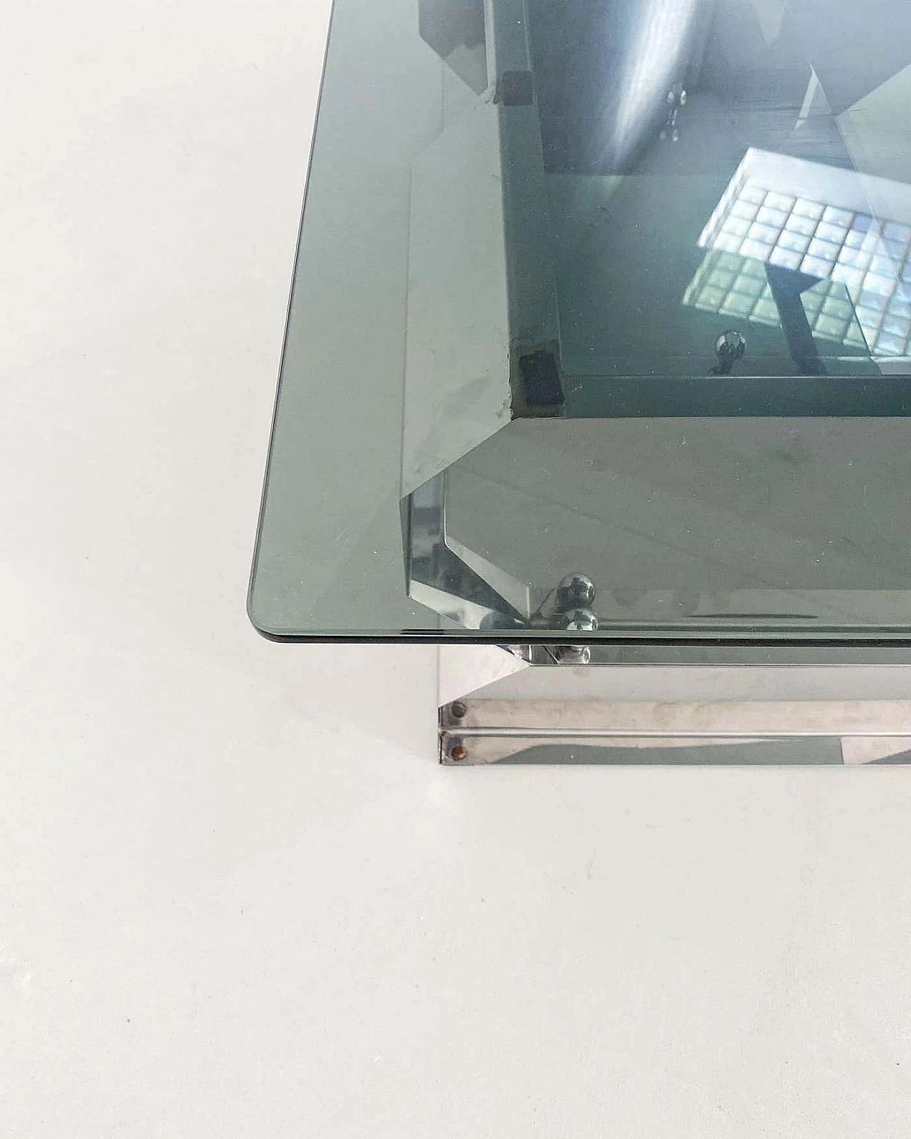 Tavolino scultoreo Space Age in metallo cromato con piano in vetro fumé, anni '70 5