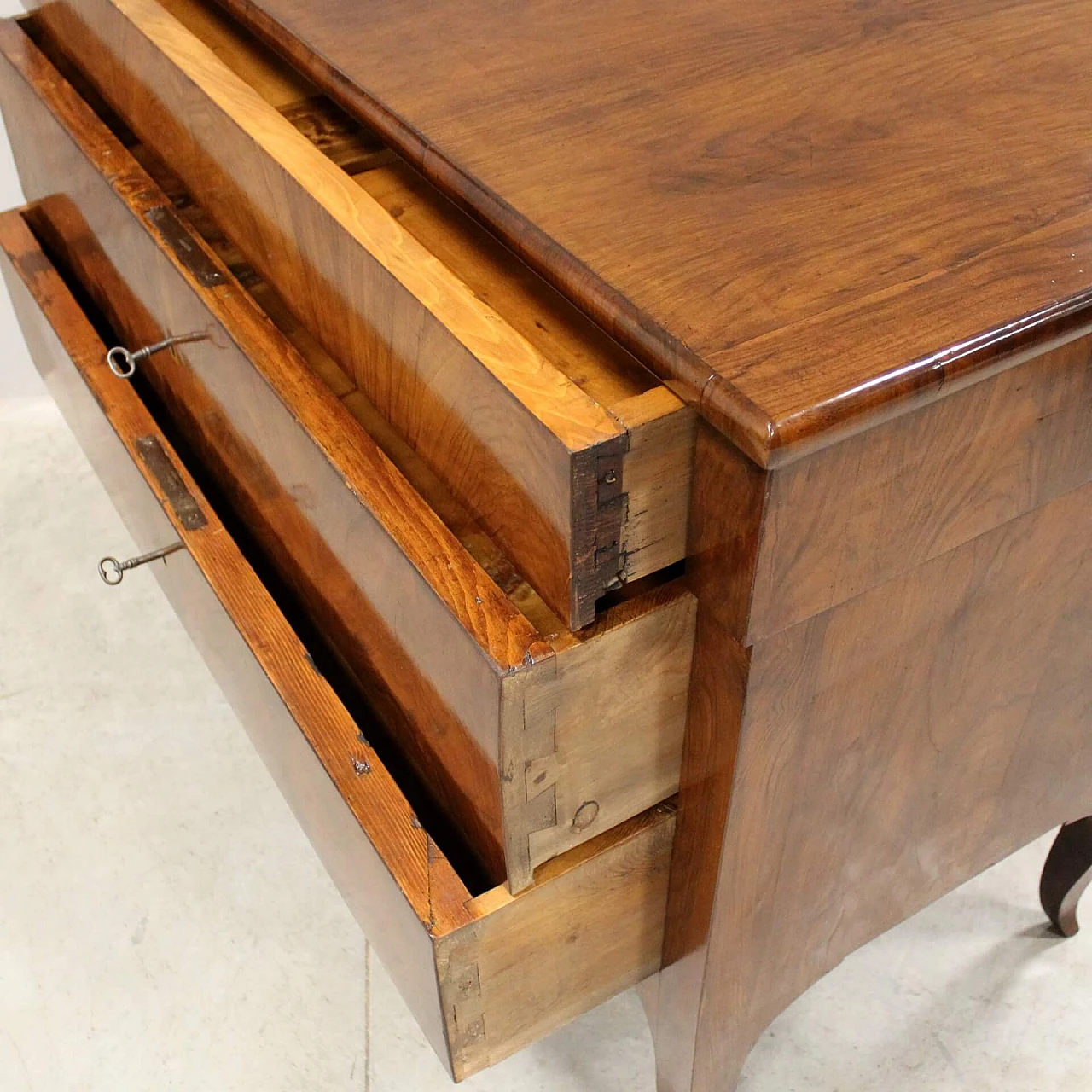 Walnut Direttorio chest of drawers, late 18th century 1