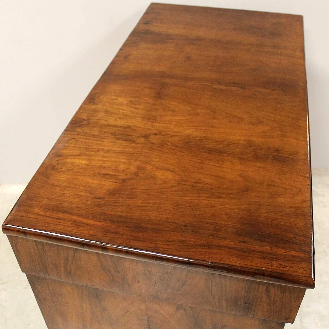 Walnut Direttorio chest of drawers, late 18th century 2