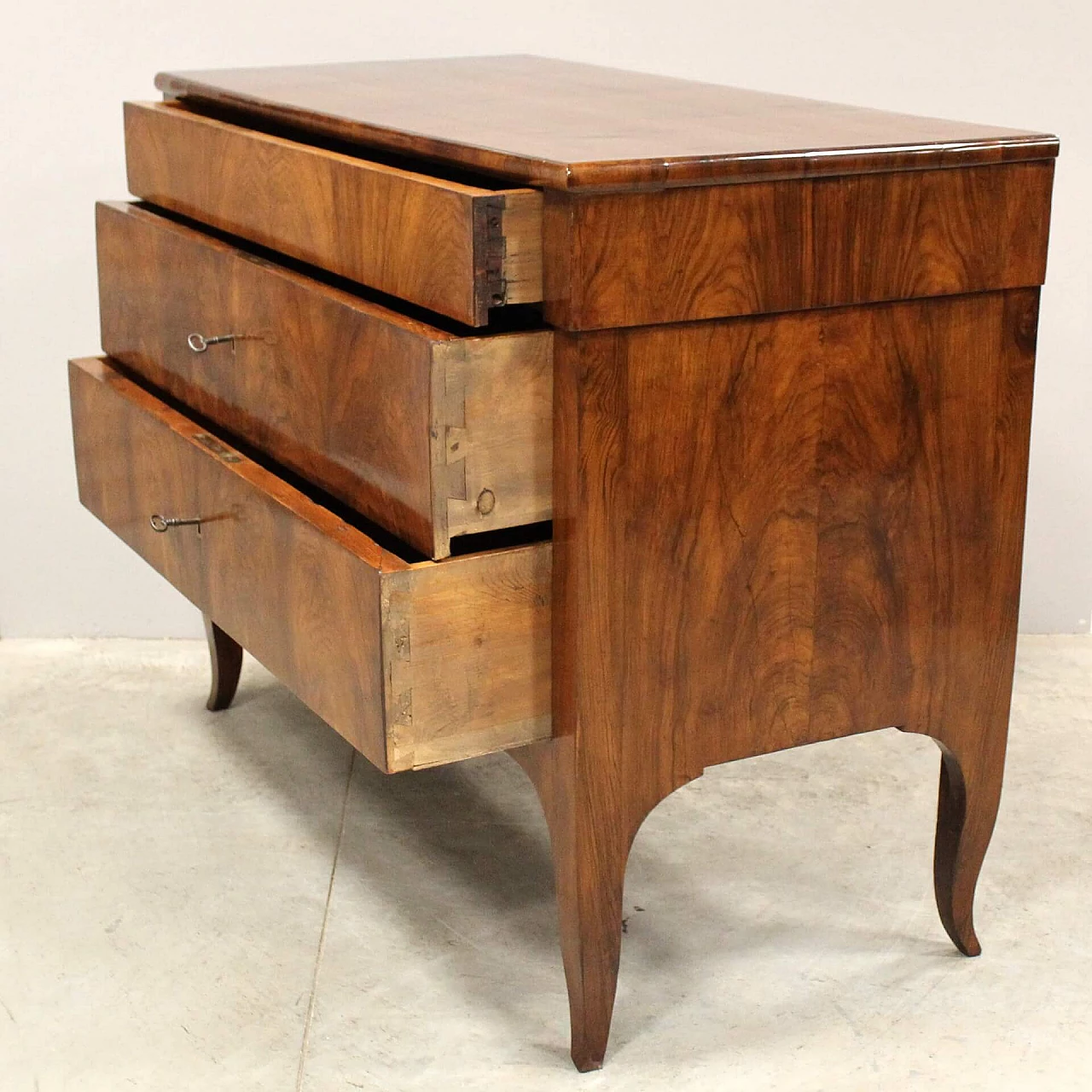 Walnut Direttorio chest of drawers, late 18th century 3
