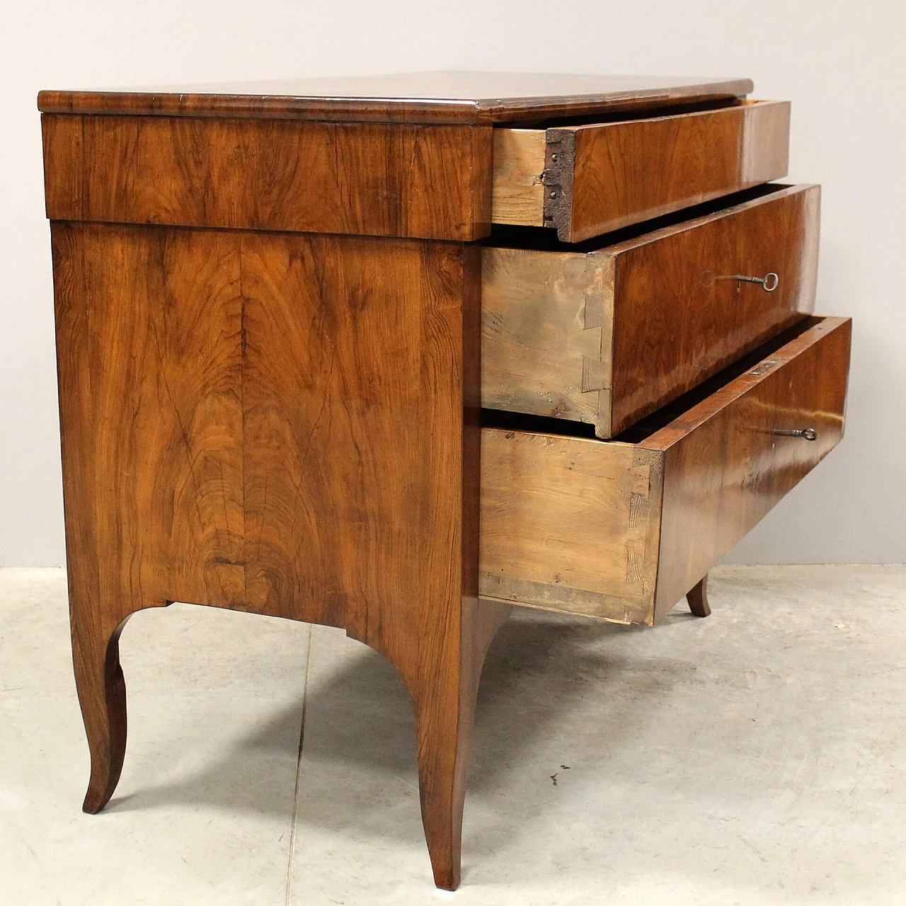 Walnut Direttorio chest of drawers, late 18th century 4