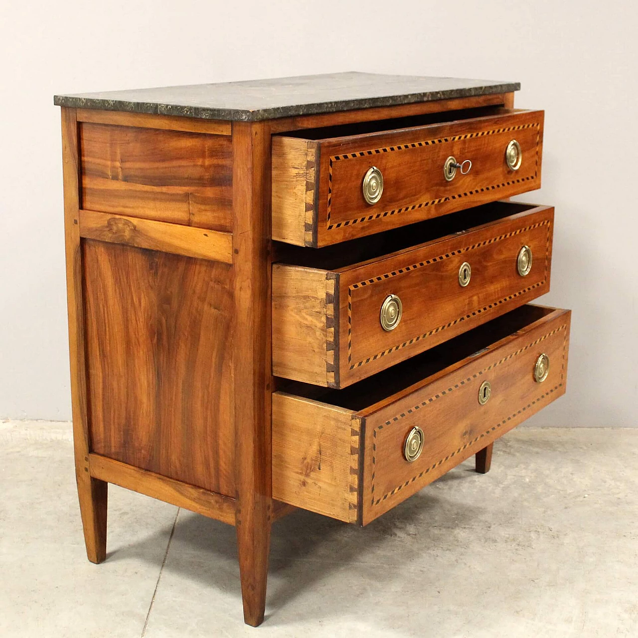 Louis XVI inlaid walnut chest of drawers, second half 18th century 4