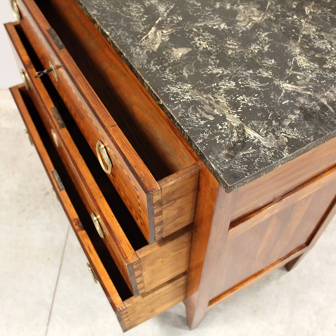 Comò Luigi XVI in noce intarsiato, seconda metà '700 8