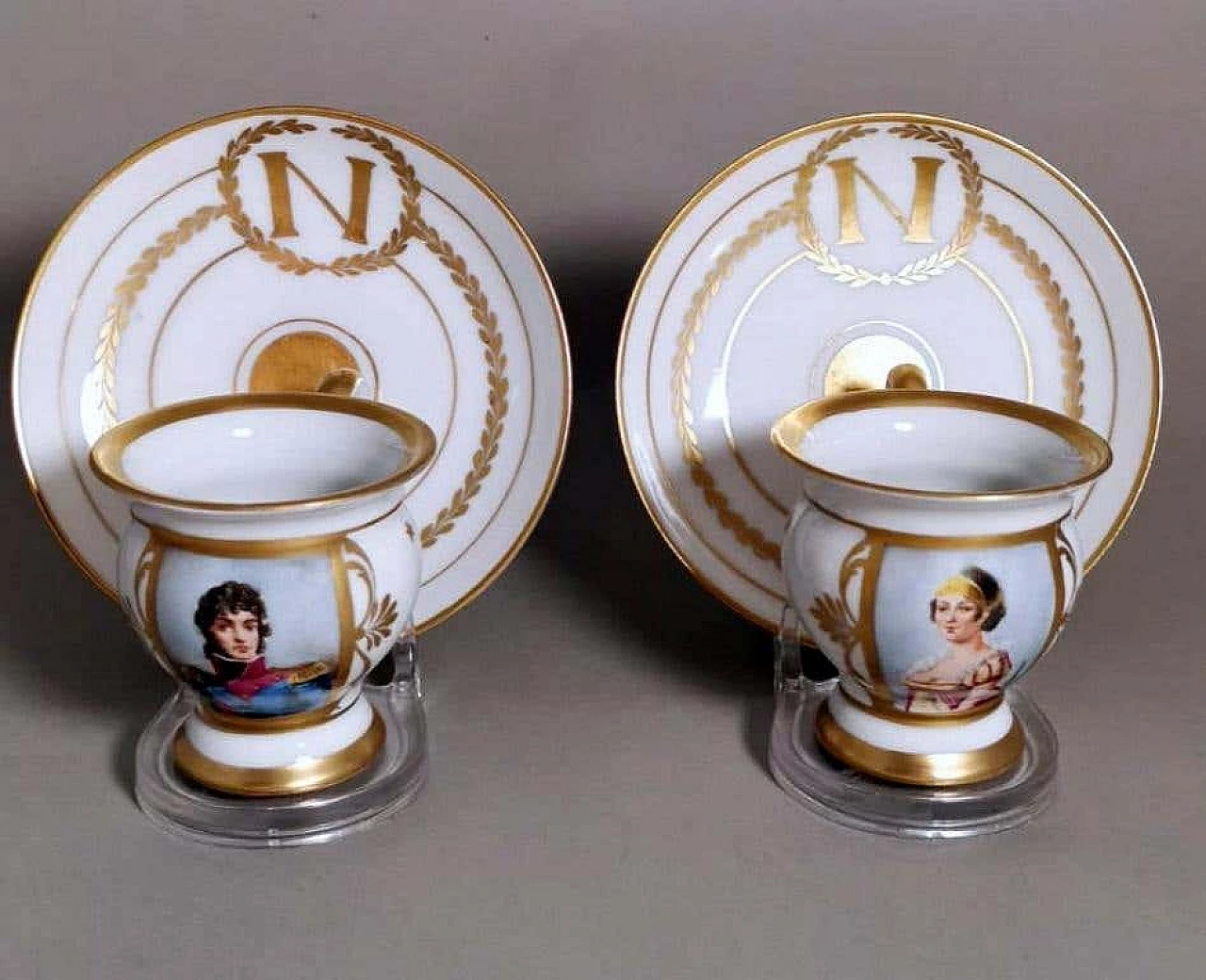 Coppia di tazze Napoleone III in porcellana di Limoges dipinta a mano con piattini, fine '800 1