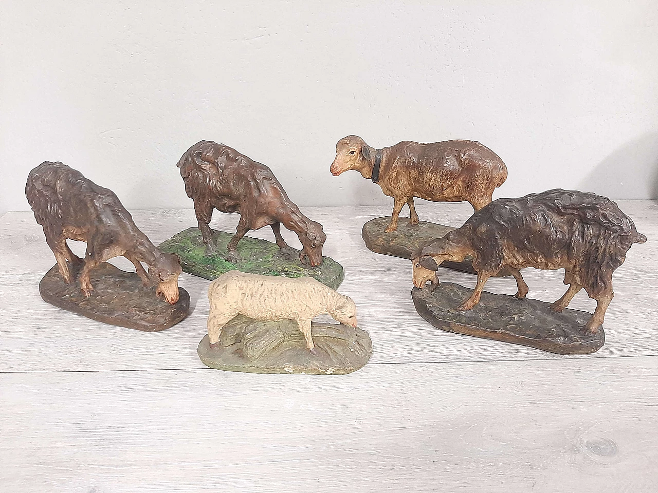 5 Nativity scene figurines in plaster and paper, late 19th century 1