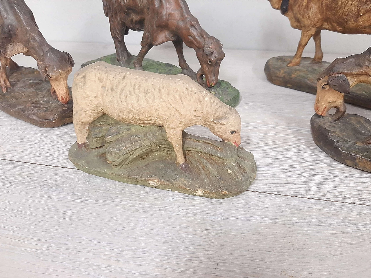 5 Nativity scene figurines in plaster and paper, late 19th century 2