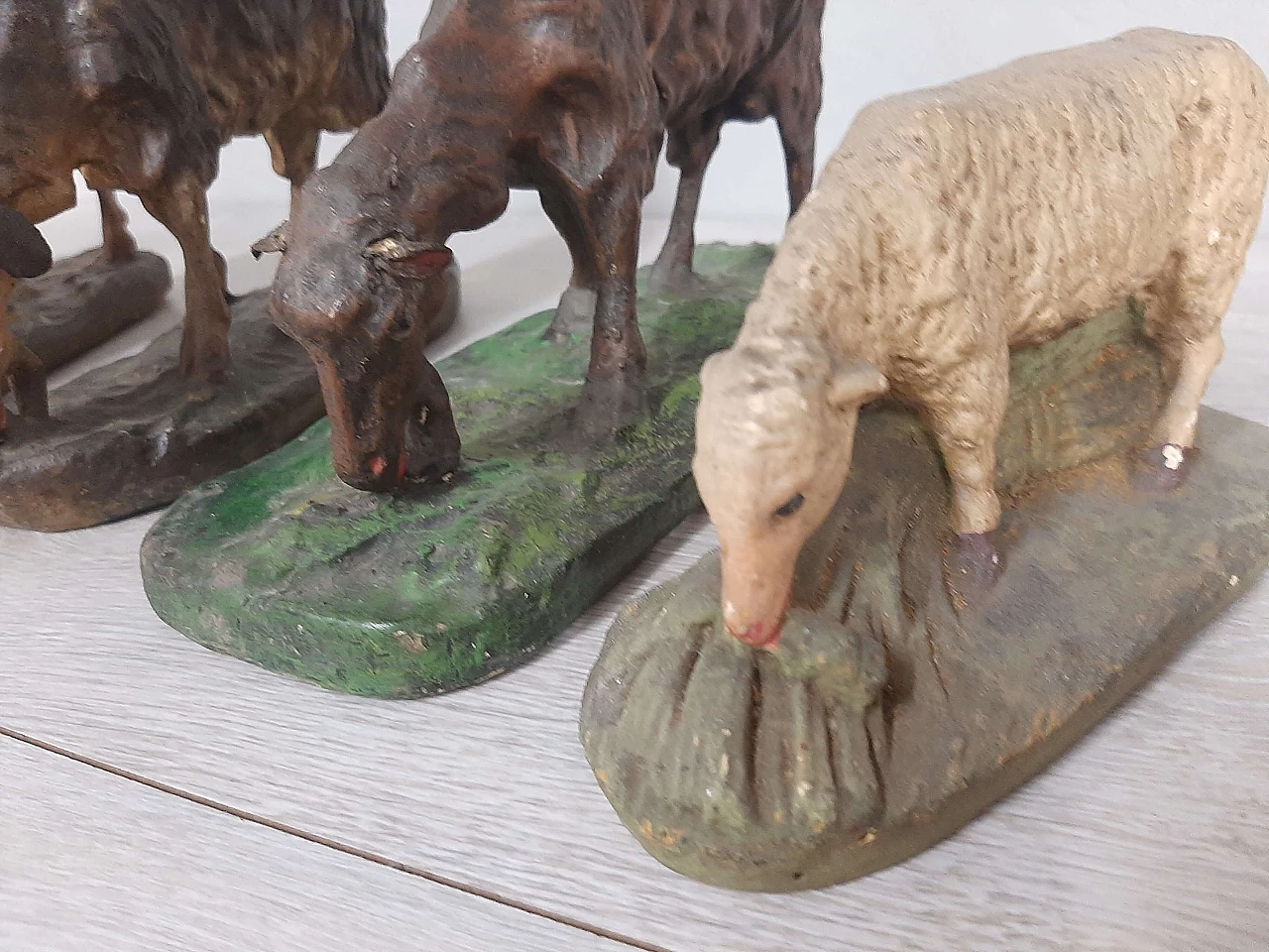 5 Nativity scene figurines in plaster and paper, late 19th century 9