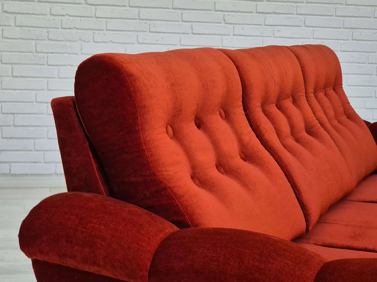 Divano danese a tre posti in velluto, anni '80 5