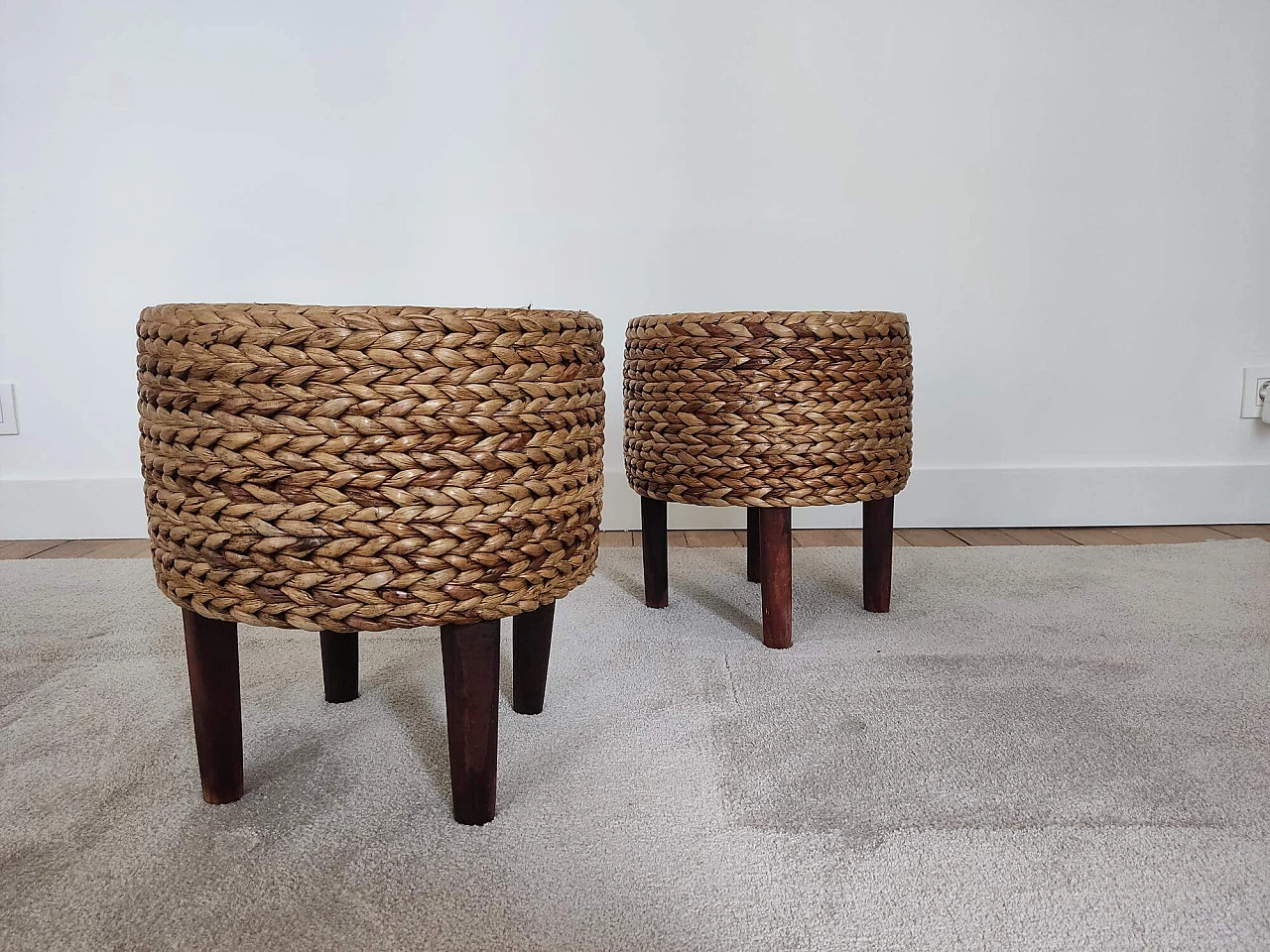 Pair of wood and rope stools in the style of Audoux and Minet, 1950s 2
