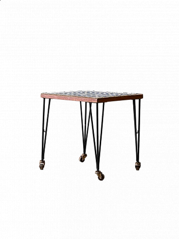 Tavolino scandinavo in metallo con rotelle e piano a mosaico, anni '60