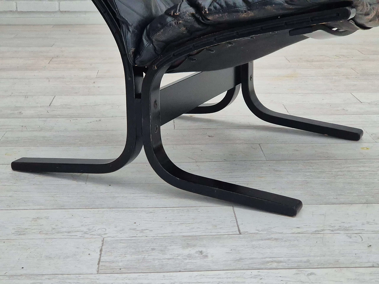 Poltrona norvegese Siesta in pelle nera e legno curvato di Ingmar Relling, anni '70 2