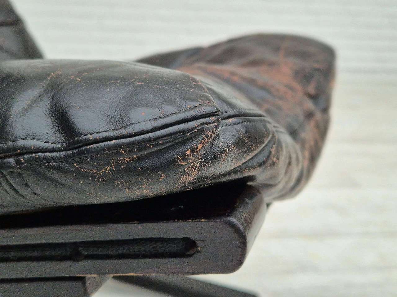 Poltrona norvegese Siesta in pelle nera e legno curvato di Ingmar Relling, anni '70 4