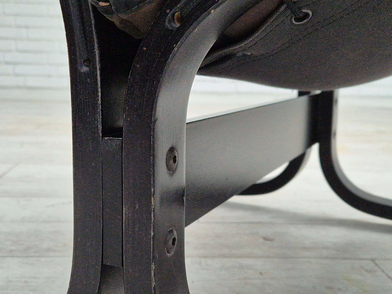 Poltrona norvegese Siesta in pelle nera e legno curvato di Ingmar Relling, anni '70 5