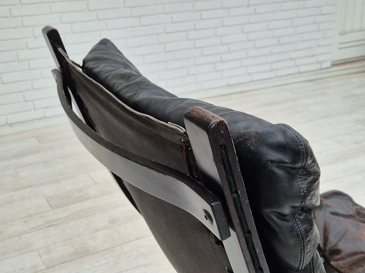 Poltrona norvegese Siesta in pelle nera e legno curvato di Ingmar Relling, anni '70 8